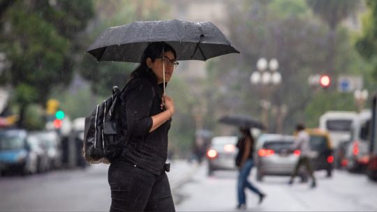 clima-en-ciudad-de-buenos-aires:-alerta-por-chaparrones-y-ambiente-muy-pesado-con-maximas-de-29°c