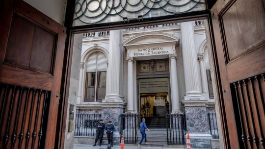 la-mejora-de-la-calificacion-de-argentina-depende-de-la-acumulacion-de-reservas,-dice-fitch