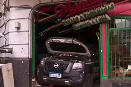 choque-“a-la-piedra”-en-constitucion:-patrullero-a-toda-velocidad-impacto-a-un-colectivo-y-destruyo-una-pizzeria