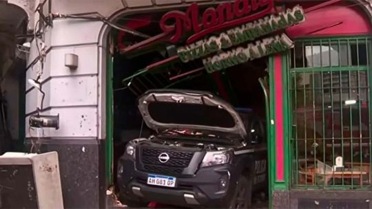 choque-“a-la-piedra”-en-constitucion:-patrullero-a-toda-velocidad-impacto-a-un-colectivo-y-destruyo-una-pizzeria