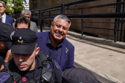 chiqui-tapia-celebro-sus-9-anos-como-presidente,-en-el-medio-de-investigaciones-judiciales,-el-repudio-de-los-hinchas-y-la-imagen-por-el-piso
