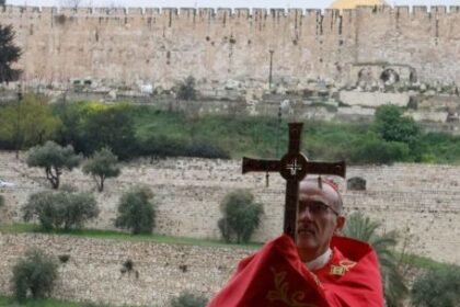 jerusalen:-impiden-al-patriarca-latino-celebrar-el-domingo-de-ramos-en-el-santo-sepulcro-y-crece-la-tension-diplomatica