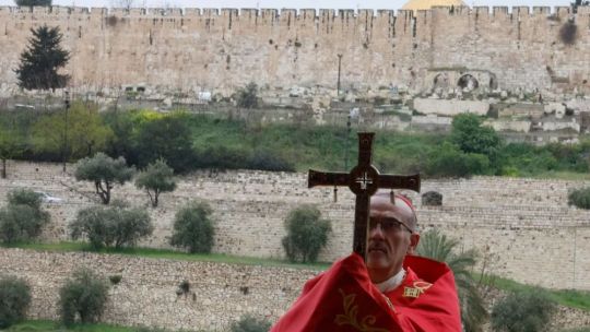 jerusalen:-impiden-al-patriarca-latino-celebrar-el-domingo-de-ramos-en-el-santo-sepulcro-y-crece-la-tension-diplomatica