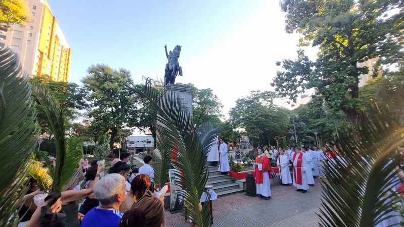 domingo-de-ramos-en-posadas:-una-multitud-acompano-la-bendicion-de-palmas-y-la-procesion-a-la-catedral-san-jose