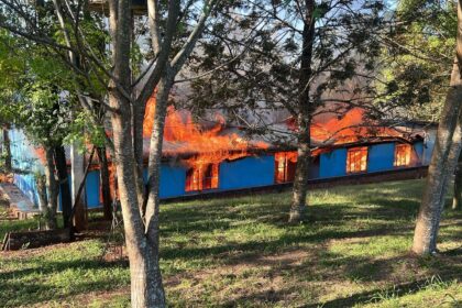 incendiaron-una-escuela-en-san-antonio:-un-chico-de-13-anos-esta-acusado-de-provocar-el-siniestro