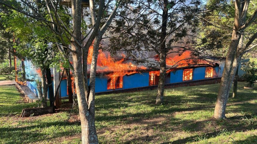 incendiaron-una-escuela-en-san-antonio:-un-chico-de-13-anos-esta-acusado-de-provocar-el-siniestro