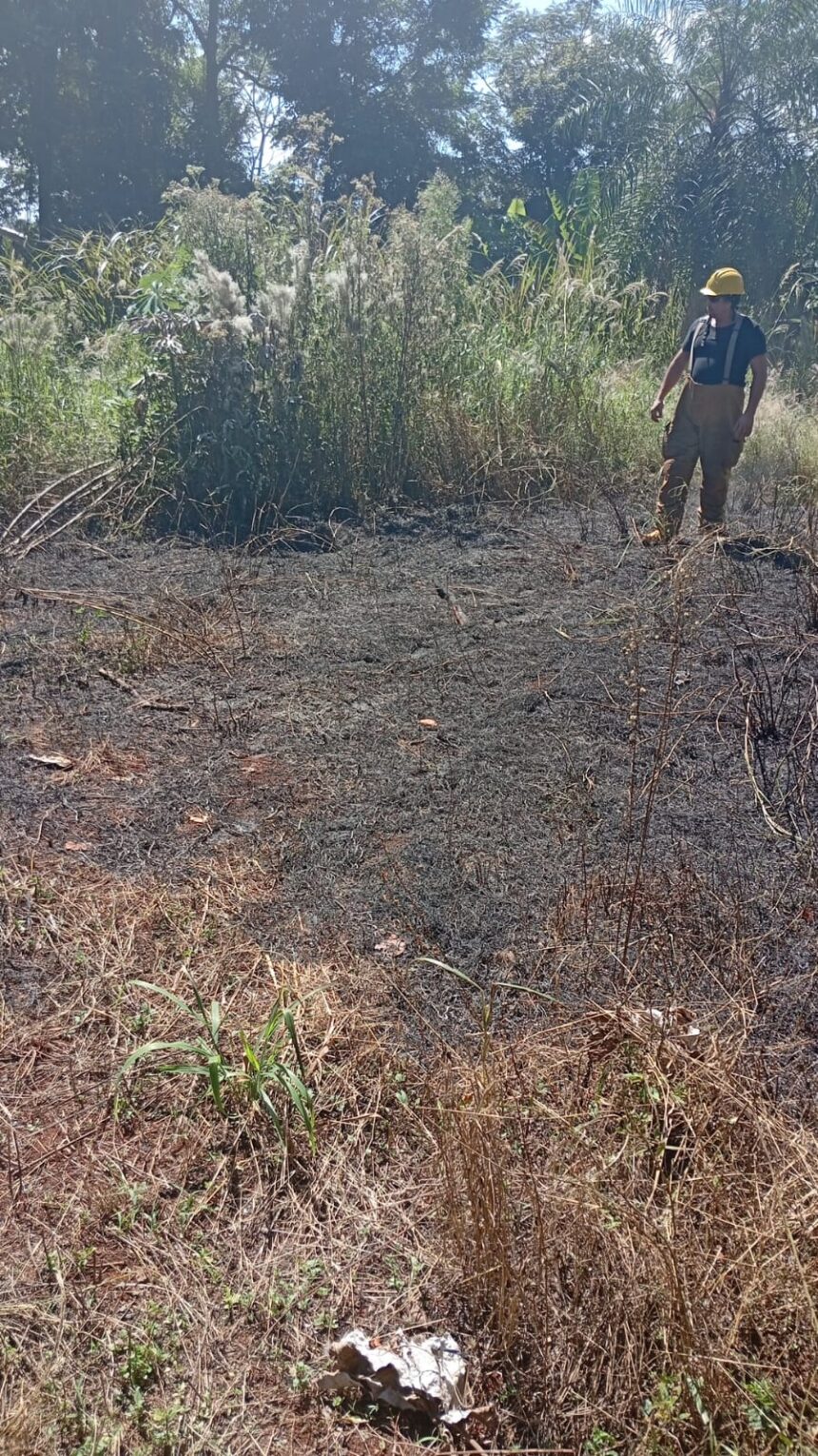 bomberos-de-puerto-iguazu-sofocaron-un-incendio-de-pastizales-proximo-a-una-vivienda