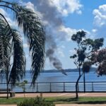 arrojaron-una-caja-en-llamas-al-parana-desde-una-embarcacion-y-generaron-una-columna-de-humo-que-sorprendio-a-quienes-transitaban-por-la-costanera-de-posadas
