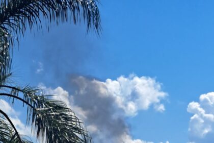 arrojaron-una-caja-en-llamas-al-parana-desde-una-embarcacion-y-generaron-una-columna-de-humo-que-sorprendio-a-quienes-transitaban-por-la-costanera-de-posadas