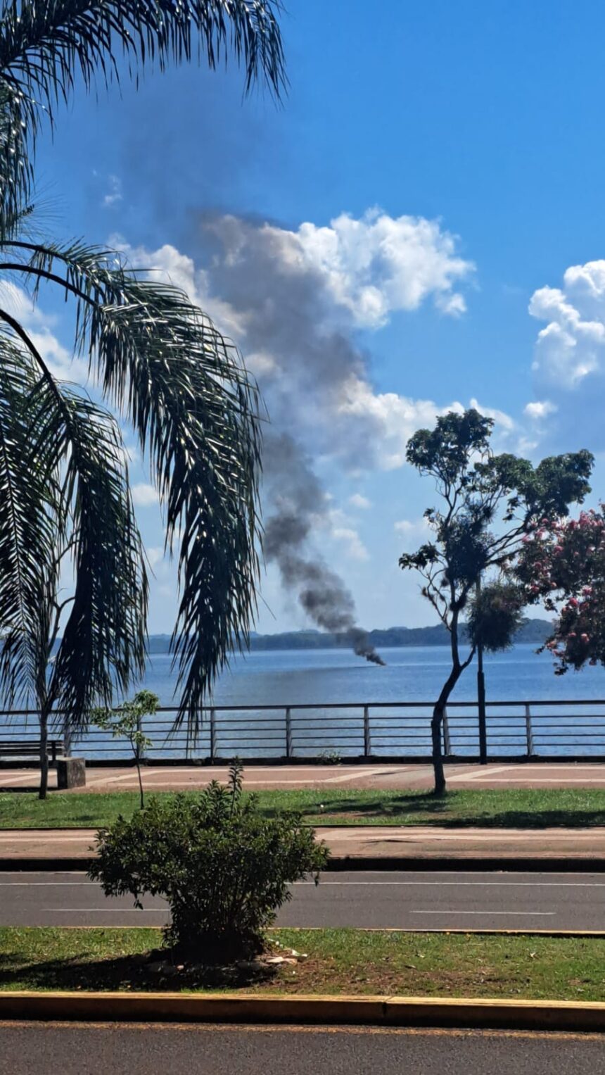 arrojaron-una-caja-en-llamas-al-parana-desde-una-embarcacion-y-generaron-una-columna-de-humo-que-sorprendio-a-quienes-transitaban-por-la-costanera-de-posadas
