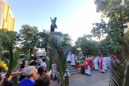 domingo-de-ramos-en-posadas:-una-multitud-acompano-la-bendicion-de-palmas-y-la-procesion-a-la-catedral-san-jose