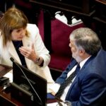 senado:-bullrich-va-por-“una-o-dos-fugas-mas”-en-el-peronismo,-que-se-abroquela-para-frenar-nuevas-fracturas
