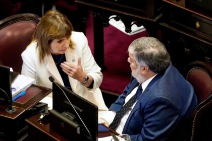 senado:-bullrich-va-por-“una-o-dos-fugas-mas”-en-el-peronismo,-que-se-abroquela-para-frenar-nuevas-fracturas