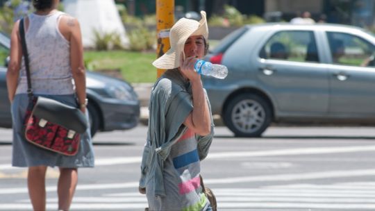 clima-en-rosario:-calor-extremo-y-alerta-amarilla-por-temperaturas-agobiantes