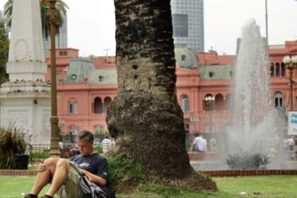 clima-en-ciudad-de-buenos-aires:-lunes-de-inestabilidad-con-chaparrones-y-ambiente-muy-pesado-en-el-amba