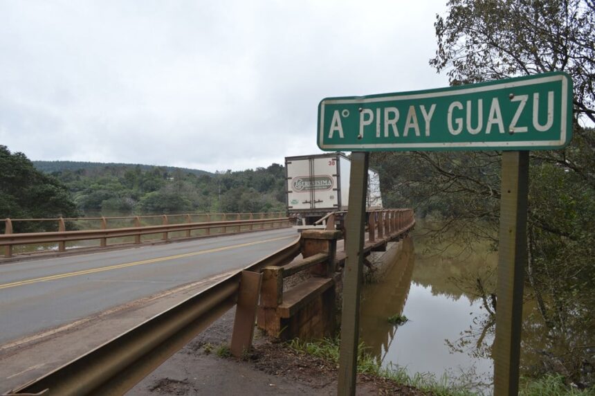 corte-total-en-la-rn-12-por-choque-entre-camiones-sobre-el-puente-piray-guazu-en-eldorado