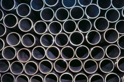 por-que-los-ataques-en-el-golfo-dispararon-el-precio-del-aluminio