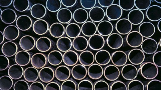 por-que-los-ataques-en-el-golfo-dispararon-el-precio-del-aluminio