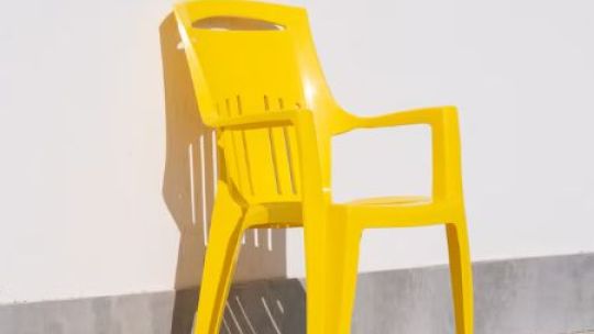 la-silla-monobloc:-como-un-objeto-cotidiano-se-convirtio-en-el-mueble-mas-usado-del-mundo