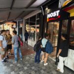 filas-de-hasta-cuatro-cuadras-por-12-puestos-de-trabajo:-un-nuevo-local-gastronomico-abrira-en-posadas-y-genero-una-masiva-convocatoria