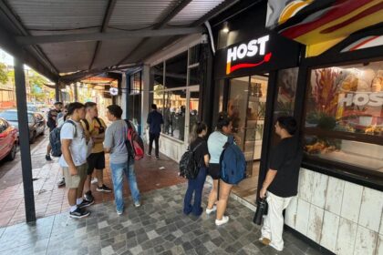 filas-de-hasta-cuatro-cuadras-por-12-puestos-de-trabajo:-un-nuevo-local-gastronomico-abrira-en-posadas-y-genero-una-masiva-convocatoria