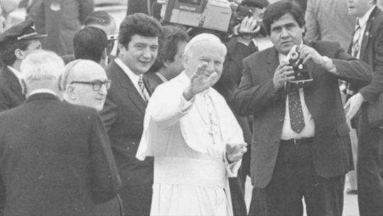 el-historico-viaje-del-papa-juan-pablo-ii-para-llevar-consuelo-a-una-argentina-herida-por-la-guerra-de-malvinas