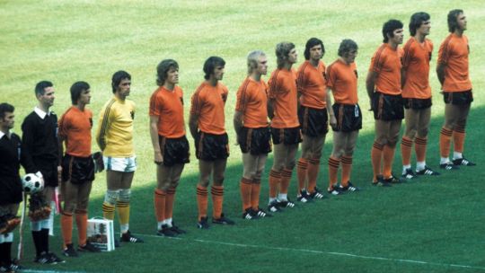 el-legado-tactico-de-la-naranja-mecanica:-la-revolucion-del-futbol-total-que-transformo-el-juego