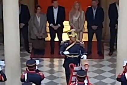 inusual-festejo-en-la-casa-rosada:-la-orquesta-de-granaderos-toco-temas-de-abba-por-el-cumpleanos-de-karina-milei