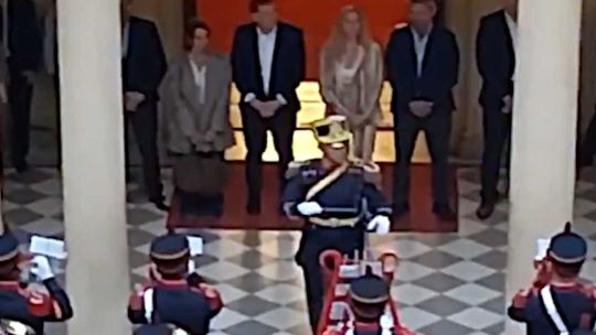 inusual-festejo-en-la-casa-rosada:-la-orquesta-de-granaderos-toco-temas-de-abba-por-el-cumpleanos-de-karina-milei