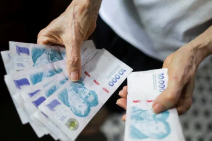 el-sueldo-minimo-perdio-casi-el-40%-de-su-poder-de-compra-en-los-ultimos-dos-anos-y-se-ubica-por-debajo-de-los-niveles-de-2001