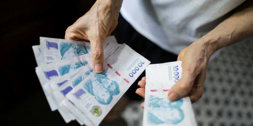 el-sueldo-minimo-perdio-casi-el-40%-de-su-poder-de-compra-en-los-ultimos-dos-anos-y-se-ubica-por-debajo-de-los-niveles-de-2001