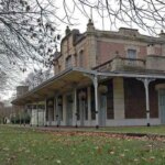 el-pueblo-ferroviario-que-quedo-detenido-en-el-tiempo:-como-es-patricios-y-que-hacer-alli-en-el-finde-largo