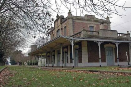 el-pueblo-ferroviario-que-quedo-detenido-en-el-tiempo:-como-es-patricios-y-que-hacer-alli-en-el-finde-largo