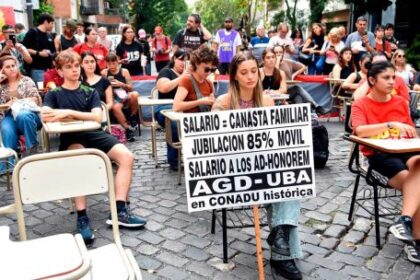 del-aula-a-la-vereda-de-adorni:-segunda-jornada-de-clases-abiertas-de-la-uba-frente-al-departamento-de-caballito