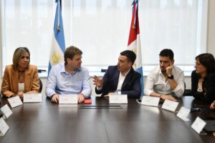mas-policias-y-mejores-sueldos:-la-ucr-de-de-loredo-endurece-el-choque-con-llaryora-por-seguridad