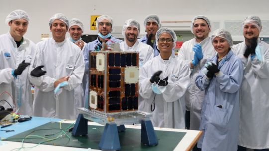 “sale-un-cohete-con-4-astronautas-que-van-a-la-luna-y-nosotros-con-un-satelite,-como-argentina”,-describio-una-ingeniera-de-la-conae