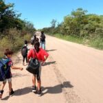 cordoba:-sin-colectivo-ni-pavimento,-en-barrios-perifericos-denuncian-aislamiento-y-ninos-que-caminan-kilometros-para-ir-a-la-escuela