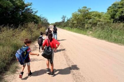 cordoba:-sin-colectivo-ni-pavimento,-en-barrios-perifericos-denuncian-aislamiento-y-ninos-que-caminan-kilometros-para-ir-a-la-escuela
