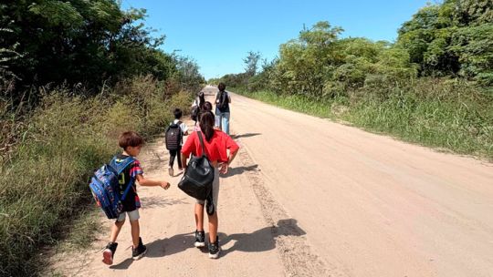 cordoba:-sin-colectivo-ni-pavimento,-en-barrios-perifericos-denuncian-aislamiento-y-ninos-que-caminan-kilometros-para-ir-a-la-escuela