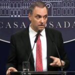 tension-en-argentina:-la-corrupcion-que-envuelve-a-la-afa-y-manuel-adorni-y-un-tiroteo-escolar-en-santa-fe