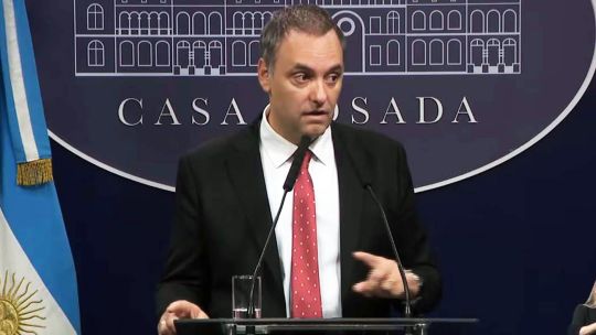 tension-en-argentina:-la-corrupcion-que-envuelve-a-la-afa-y-manuel-adorni-y-un-tiroteo-escolar-en-santa-fe