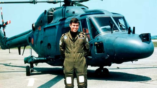 de-heredero-a-piloto-de-combate:-la-peligrosa-mision-del-principe-andres-en-la-guerra-de-malvinas