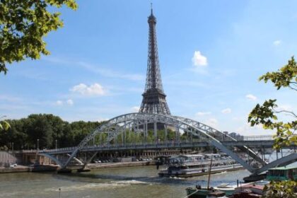 un-pedazo-de-paris-en-el-living-de-tu-casa:-subastan-un-tramo-historico-de-la-torre-eiffel-para-coleccionistas