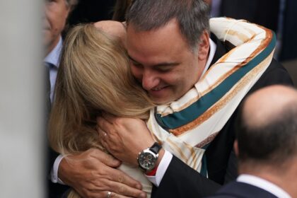 el-efecto-“catarata”-sobre-manuel-adorni-y-un-incomodo-nexo-con-karina-milei