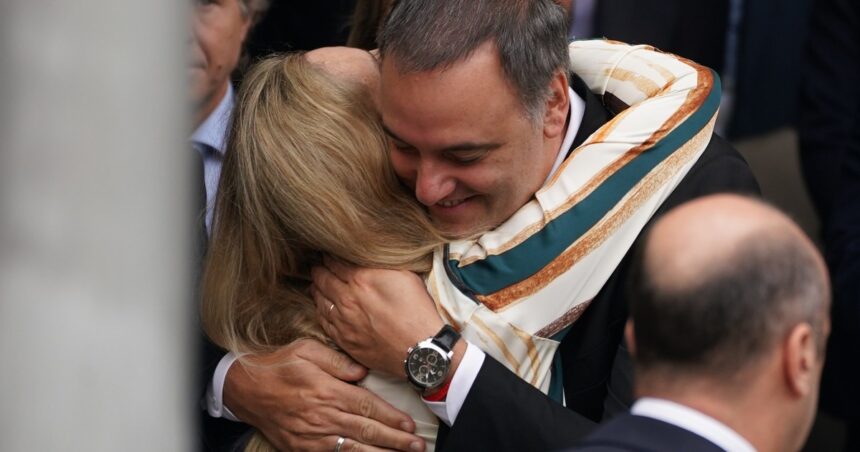 el-efecto-“catarata”-sobre-manuel-adorni-y-un-incomodo-nexo-con-karina-milei