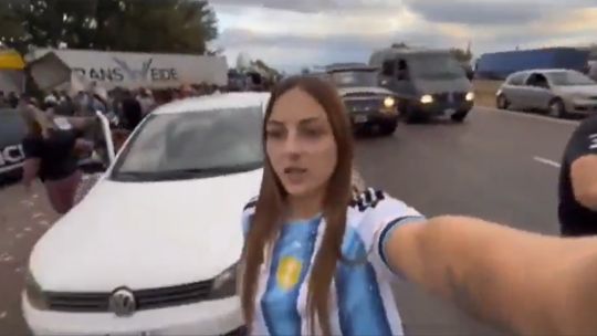 una-influencer-se-grabo-durante-un-saqueo-a-un-camion-de-aceite-de-oliva