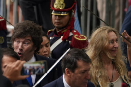 el-escandalo-adorni:-los-chats-calientes-del-gobierno-y-la-impaciencia-por-el-aguante-al-funcionario