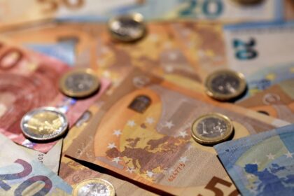 euro-hoy:-a-cuanto-cotiza-este-lunes-06-de-abril