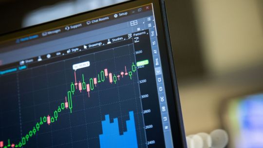 lunes-volatil-para-el-petroleo:-tras-superar-los-us$110,-el-crudo-recorta-ganancias-mientras-el-mercado-espera-definiciones-sobre-iran