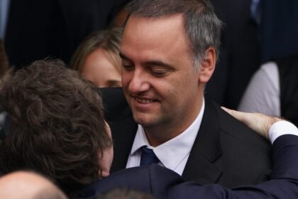 el-fiscal-quiere-saber-si-adorni-hizo-mas-viajes-al-exterior-y-si-hubo-una-maniobra-en-la-compra-del-departamento-de-caballito